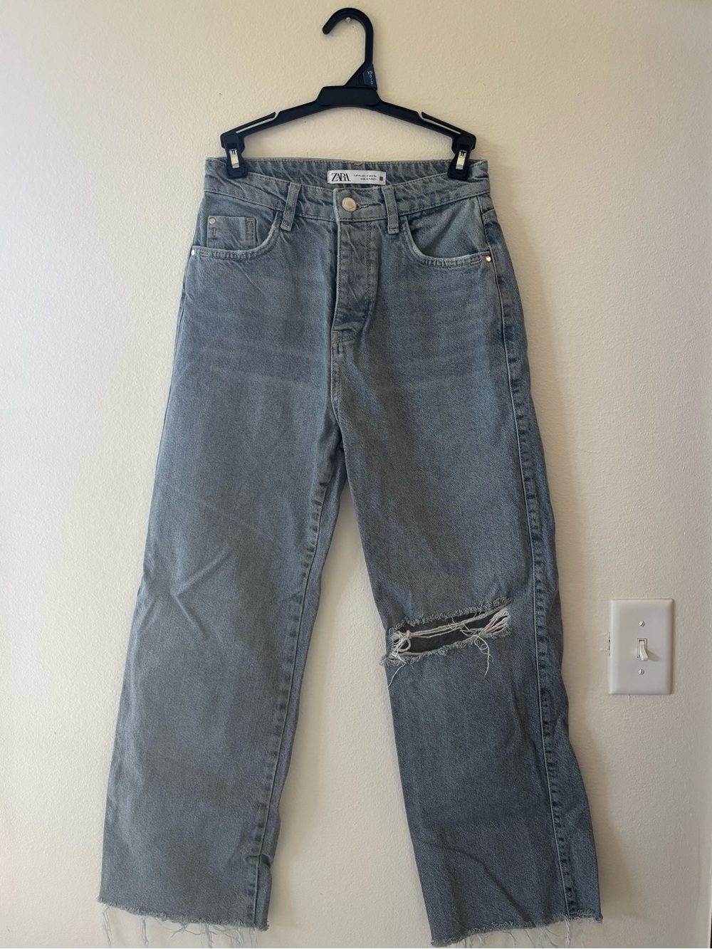 Zara Women’s Light Gray/Blue Denim Wide Leg Distressed Jeans. Size 2